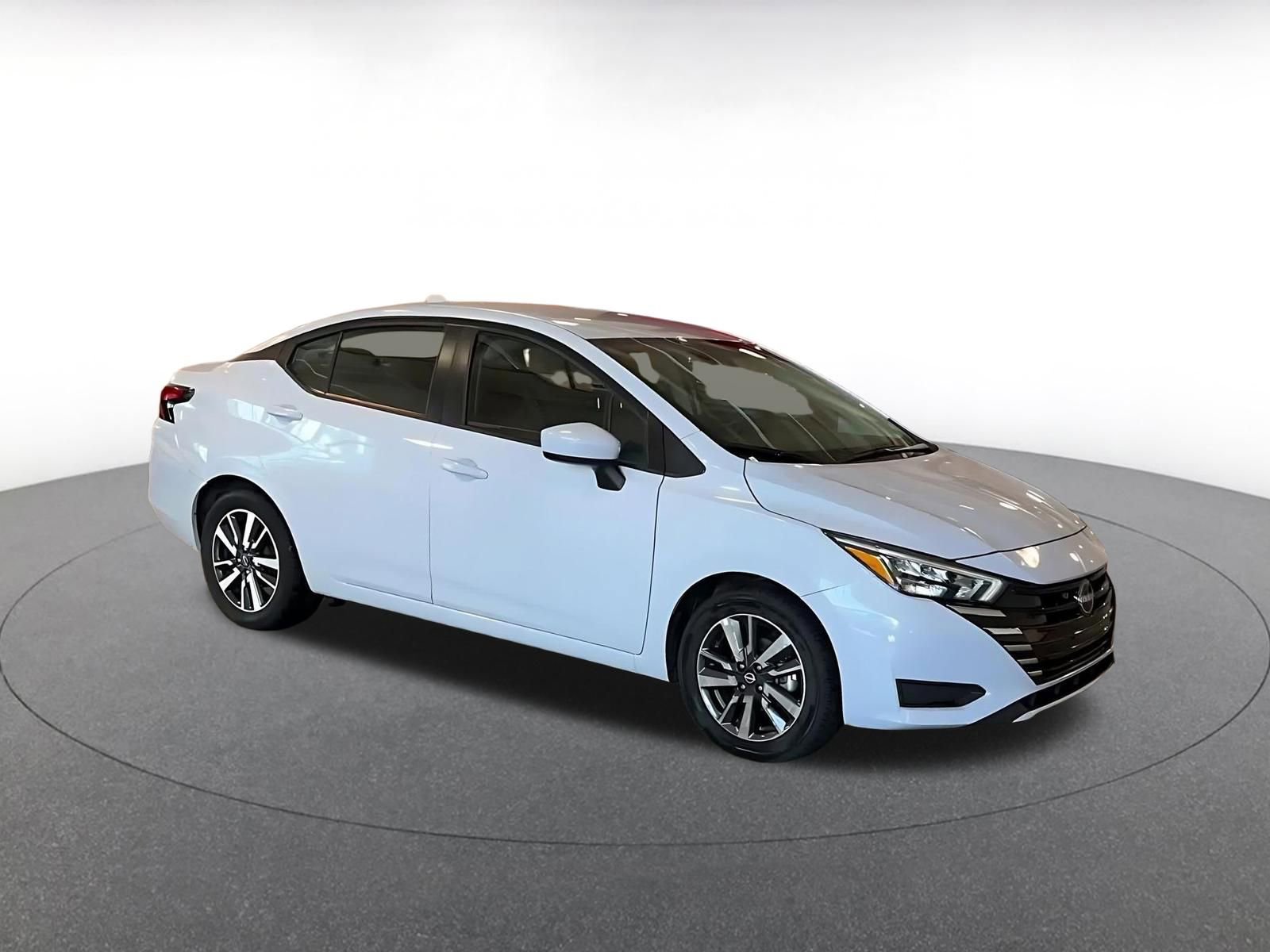 Used 2025 Nissan Versa SV image 2