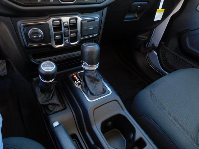 Used 2023 Jeep Gladiator Sport image 3