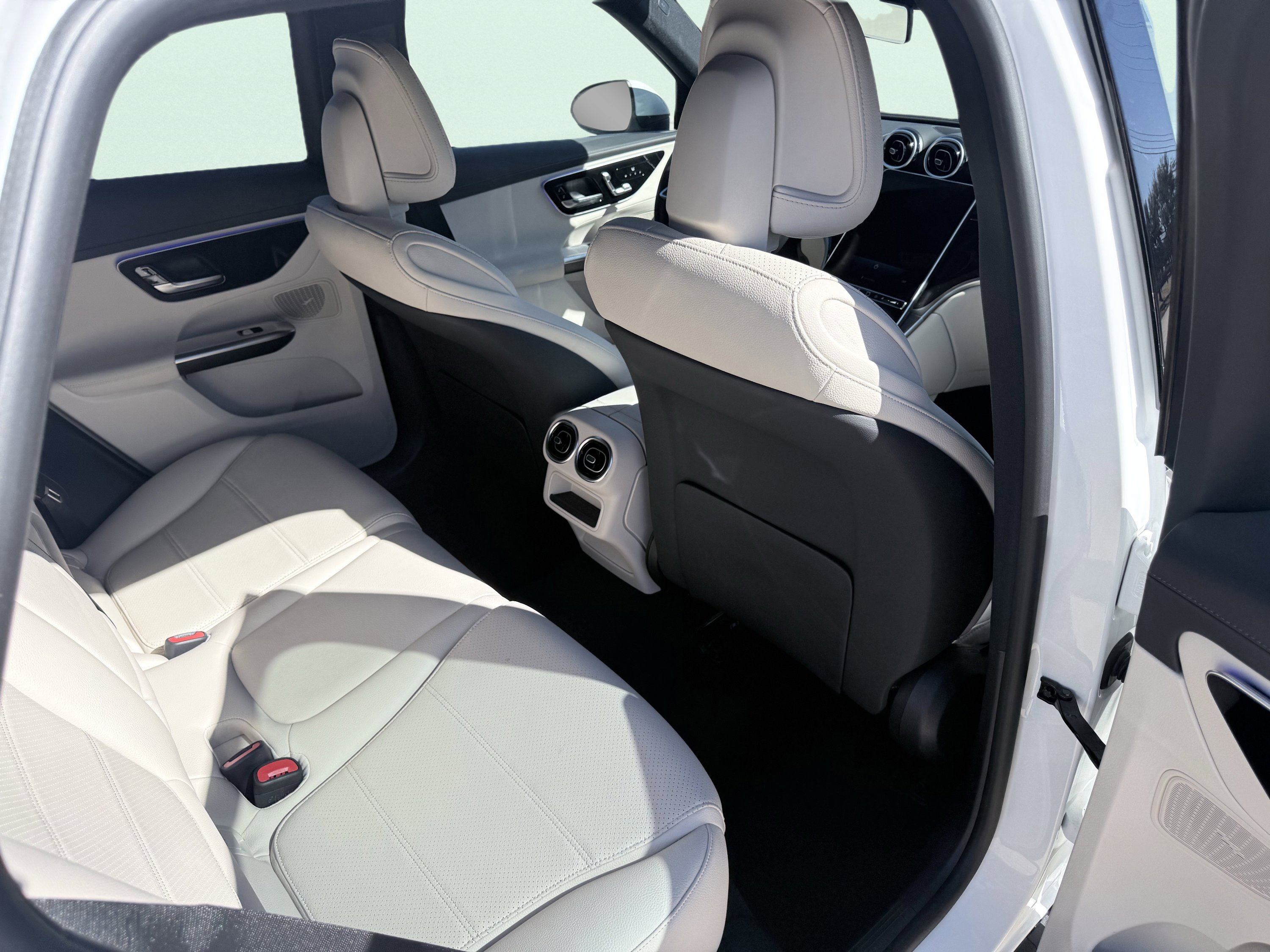 Used 2025 Mercedes-Benz GLC 300 4MATIC image 42