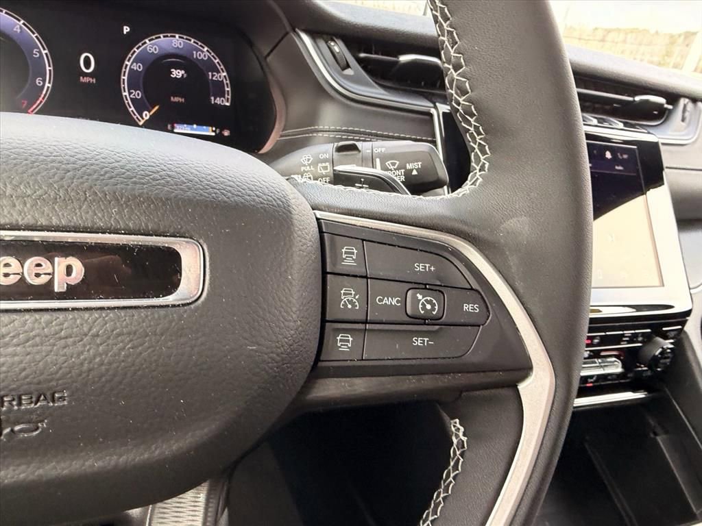 Used 2025 Jeep Grand Cherokee Laredo w/ Luxury Tech Group I AWD/4WD image 14