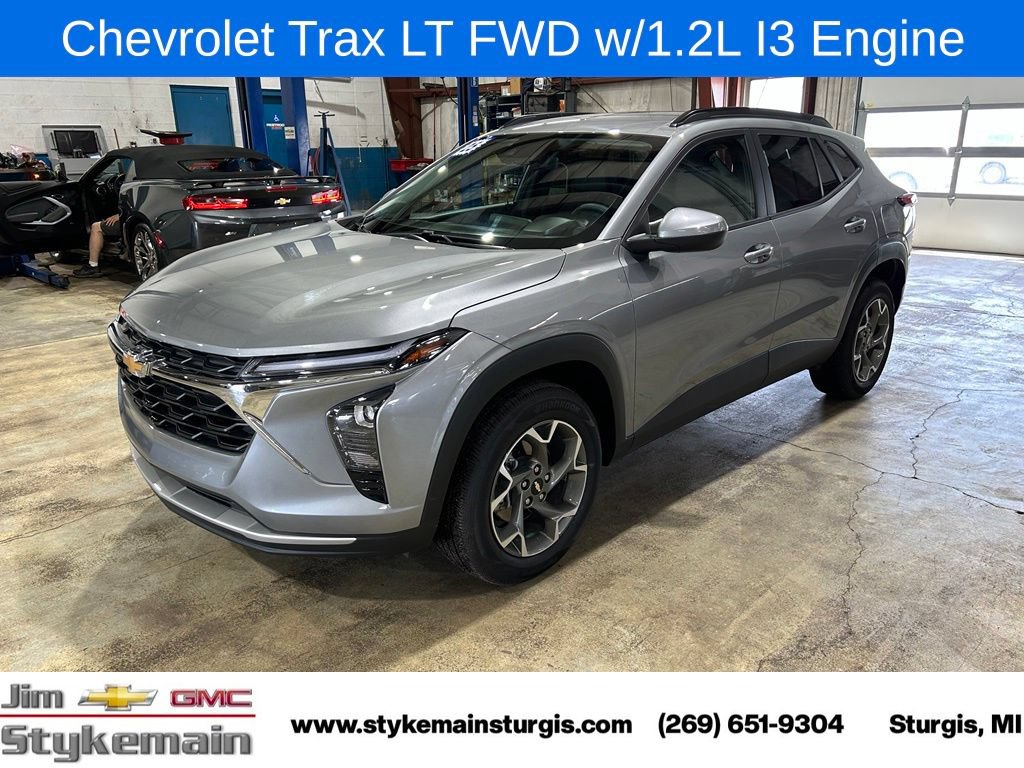 Used 2025 Chevrolet Trax LT FWD image 1