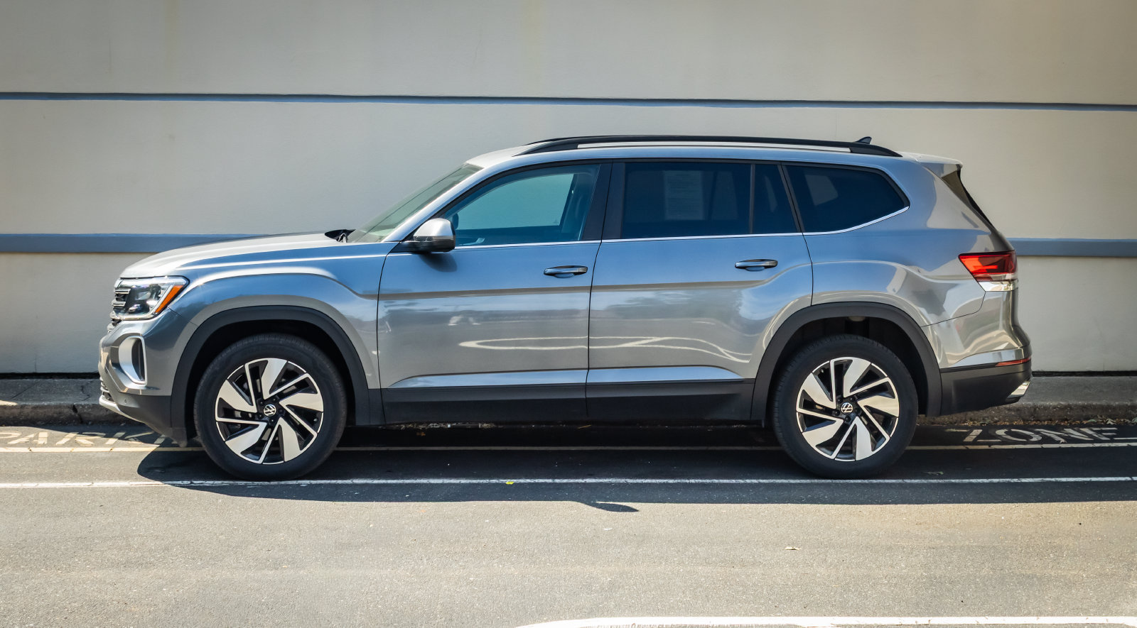 Used 2025 Volkswagen Atlas SE AWD/4WD image 4