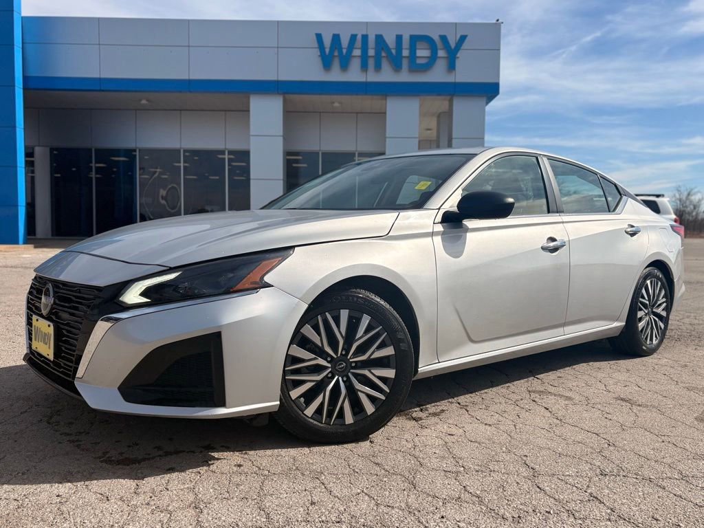 Used 2024 Nissan Altima 2.5 SV FWD image 1