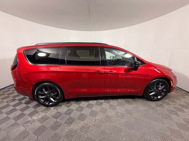 Used 2025 Chrysler Pacifica Limited image 14