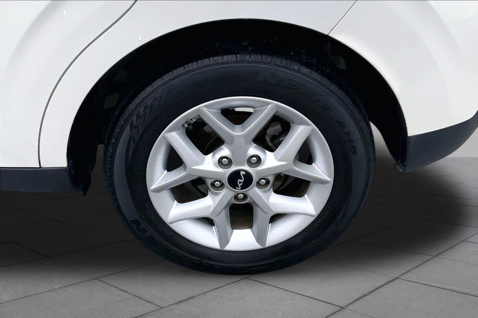 Used 2025 Kia Soul LX w/ LX Technology Package FWD image 10