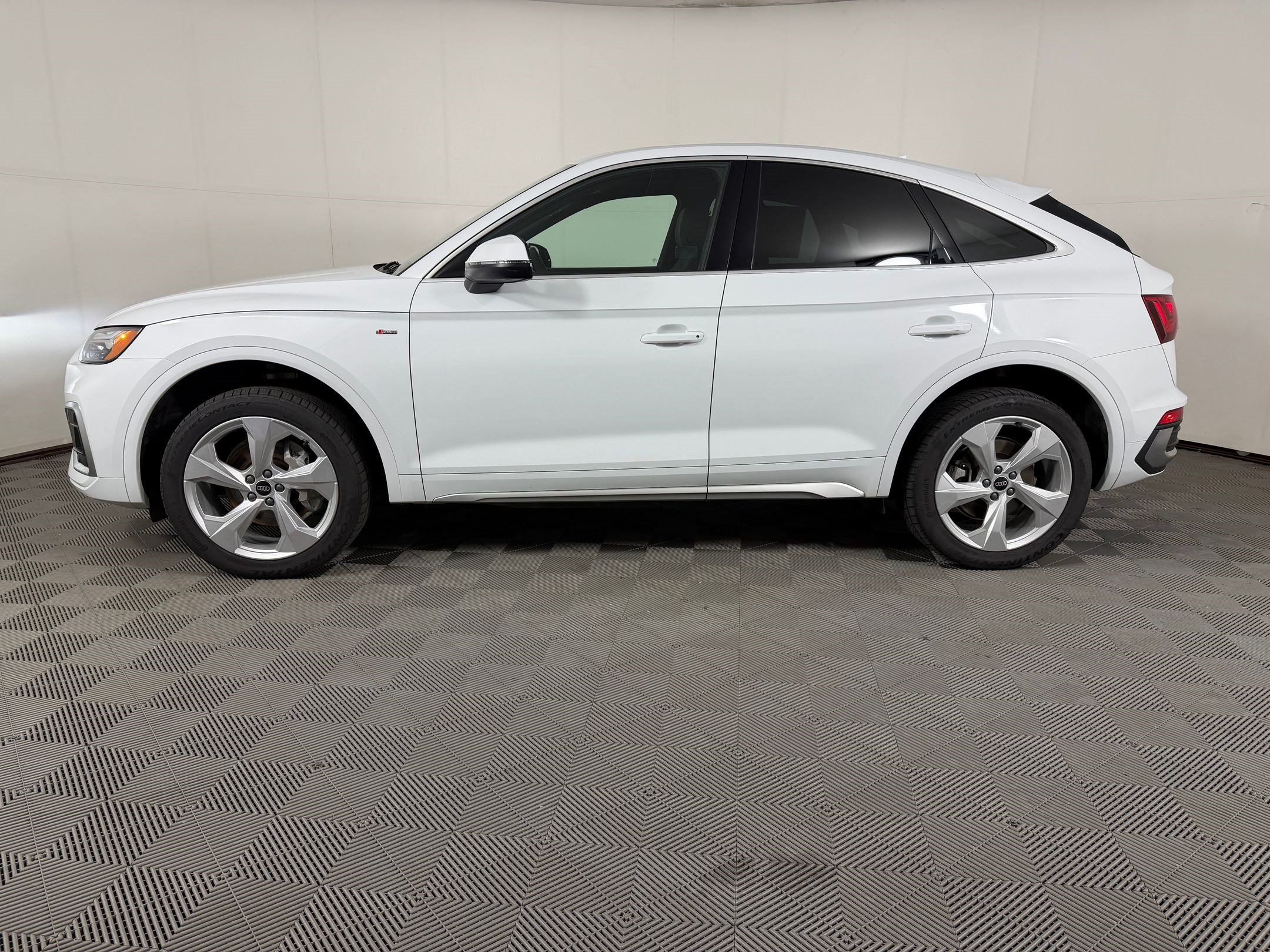 Certified 2024 Audi Q5 2.0T Premium Plus w/ Premium Plus Package AWD/4WD image 2