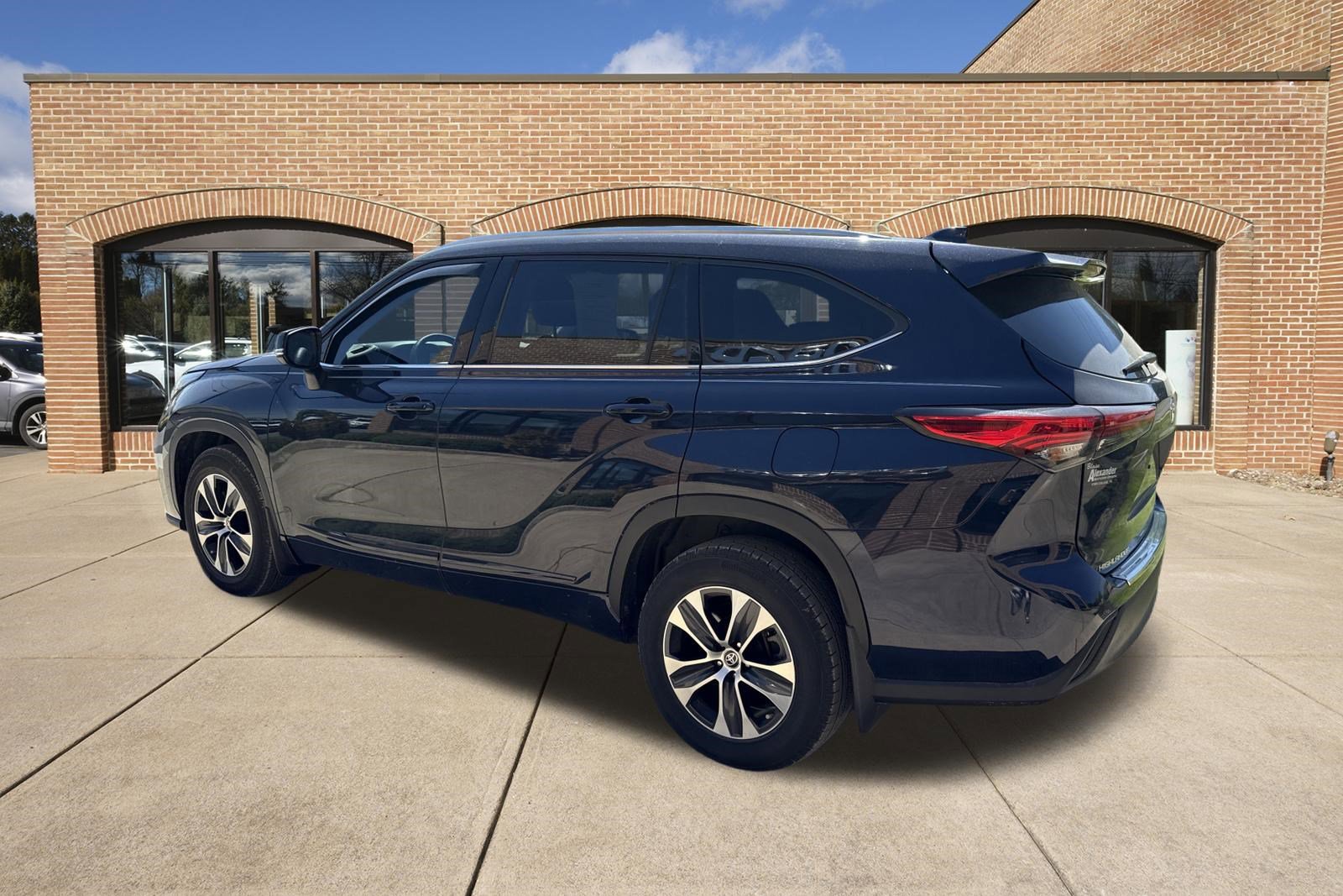 Used 2020 Toyota Highlander XLE AWD/4WD image 5