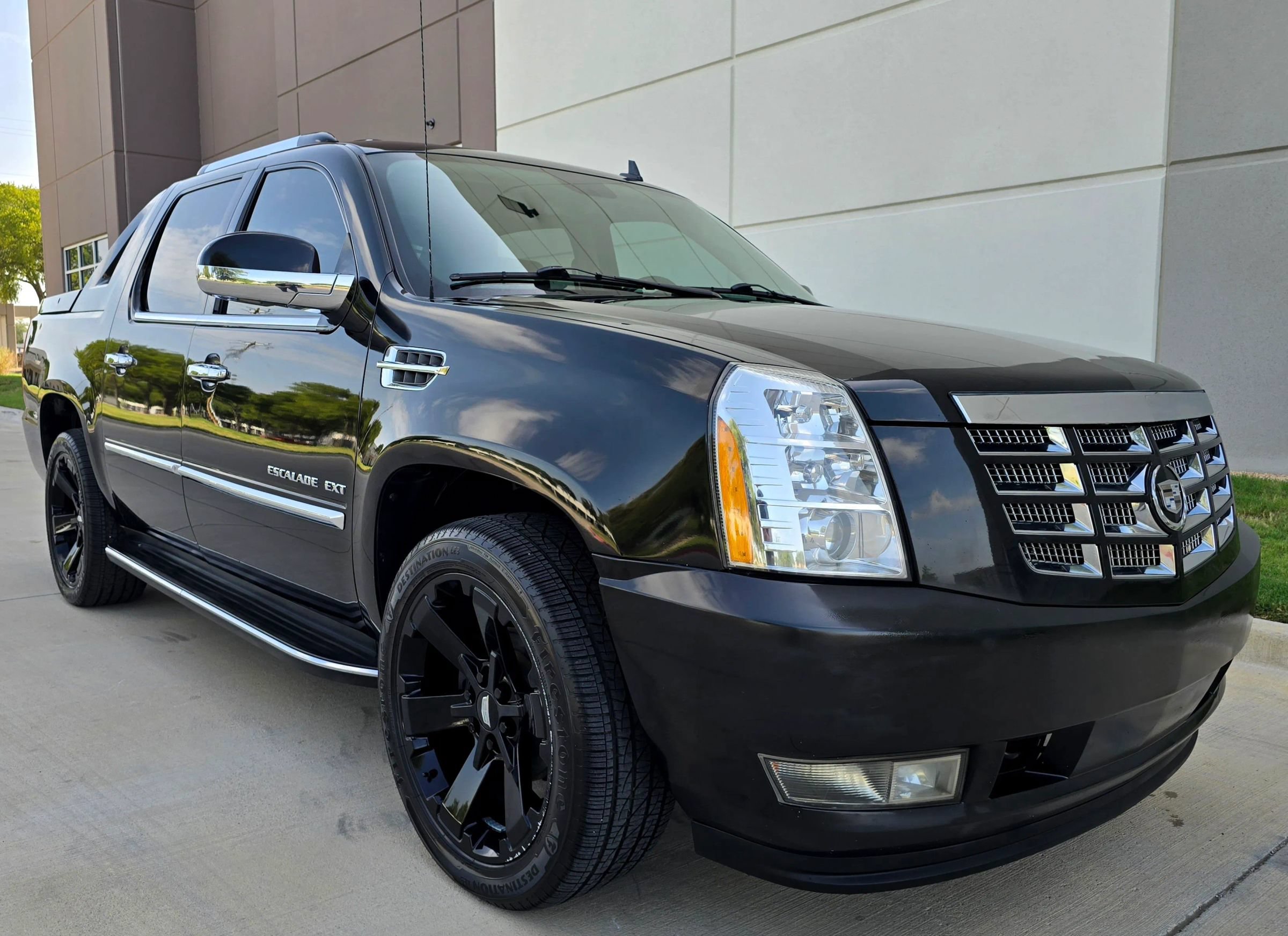 Used 2010 Cadillac Escalade EXT Luxury AWD/4WD image 4
