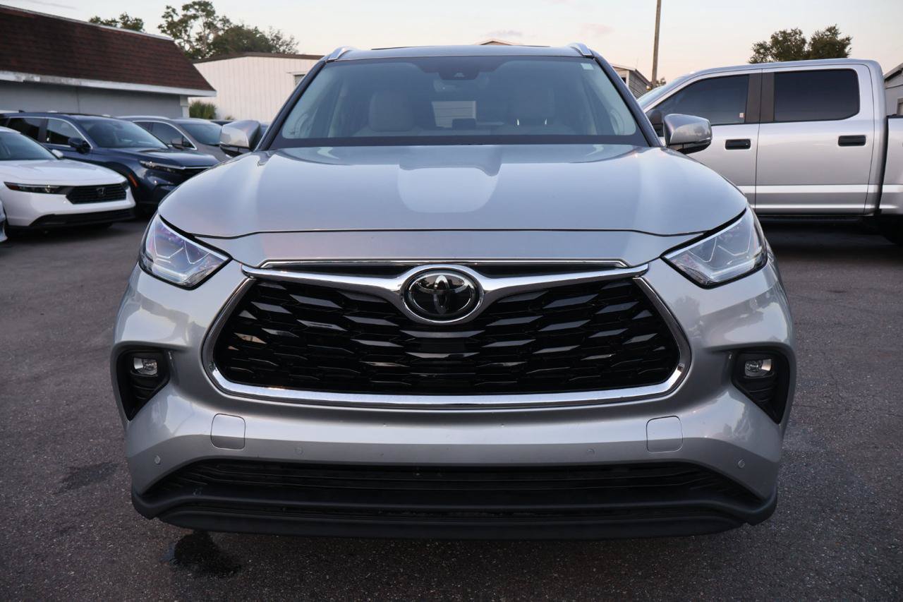 Used 2020 Toyota Highlander Limited FWD image 2