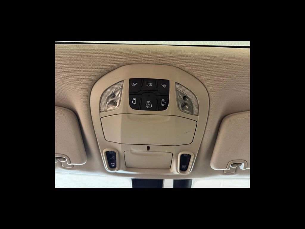 Used 2018 Chrysler Pacifica Limited w/ Tire & Wheel Group FWD image 25