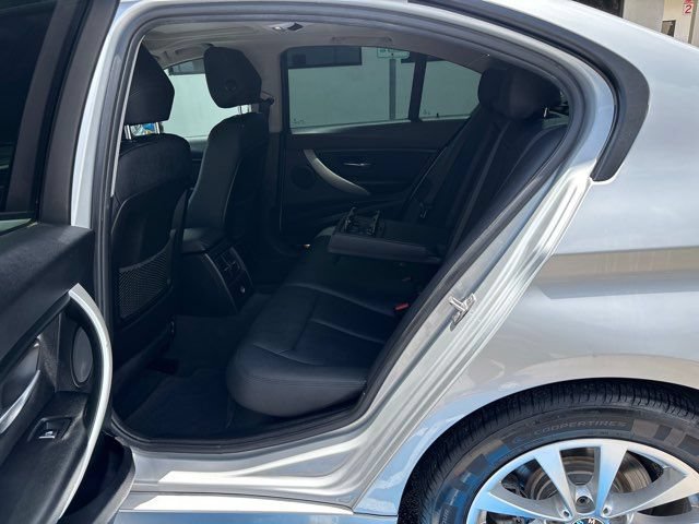 Used 2018 BMW 320i Sedan RWD image 19