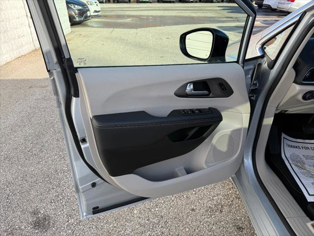 Certified 2024 Chrysler Pacifica Touring-L image 18