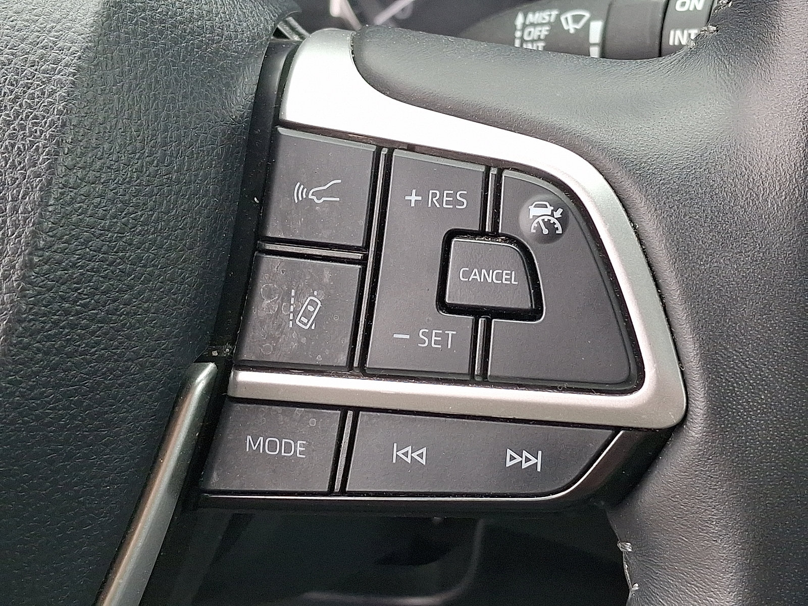 Used 2024 Toyota Highlander LE AWD/4WD image 22