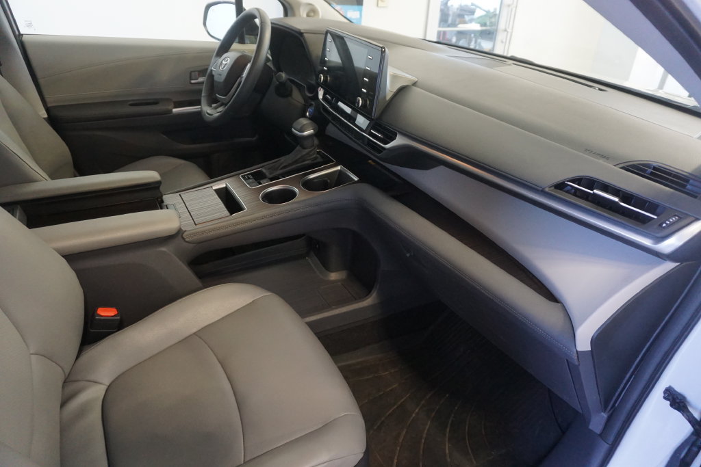 Used 2024 Toyota Sienna XLE FWD image 25