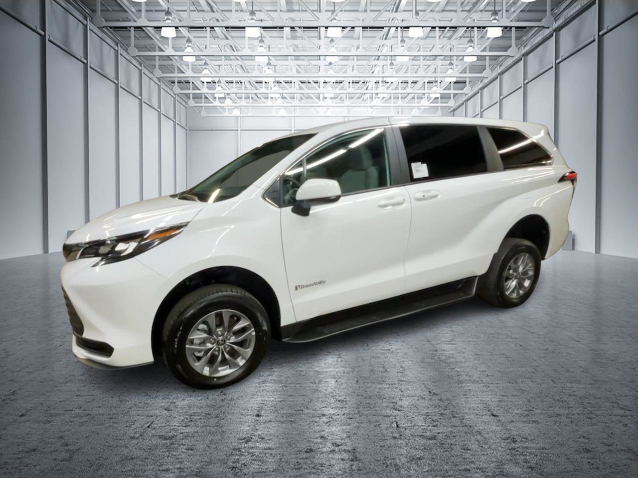 Used 2025 Toyota Sienna LE image 6