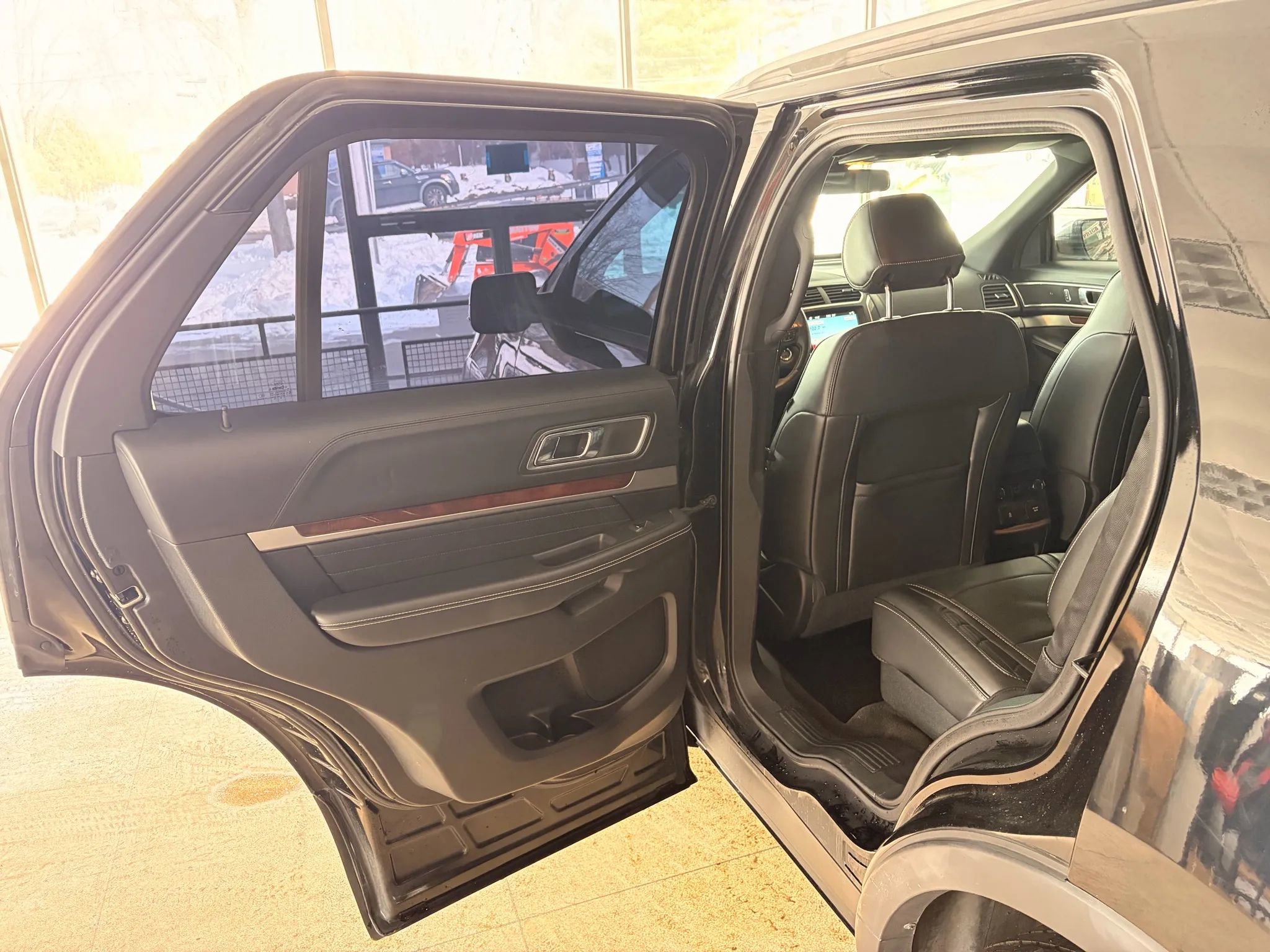 Used 2017 Ford Explorer Platinum image 13