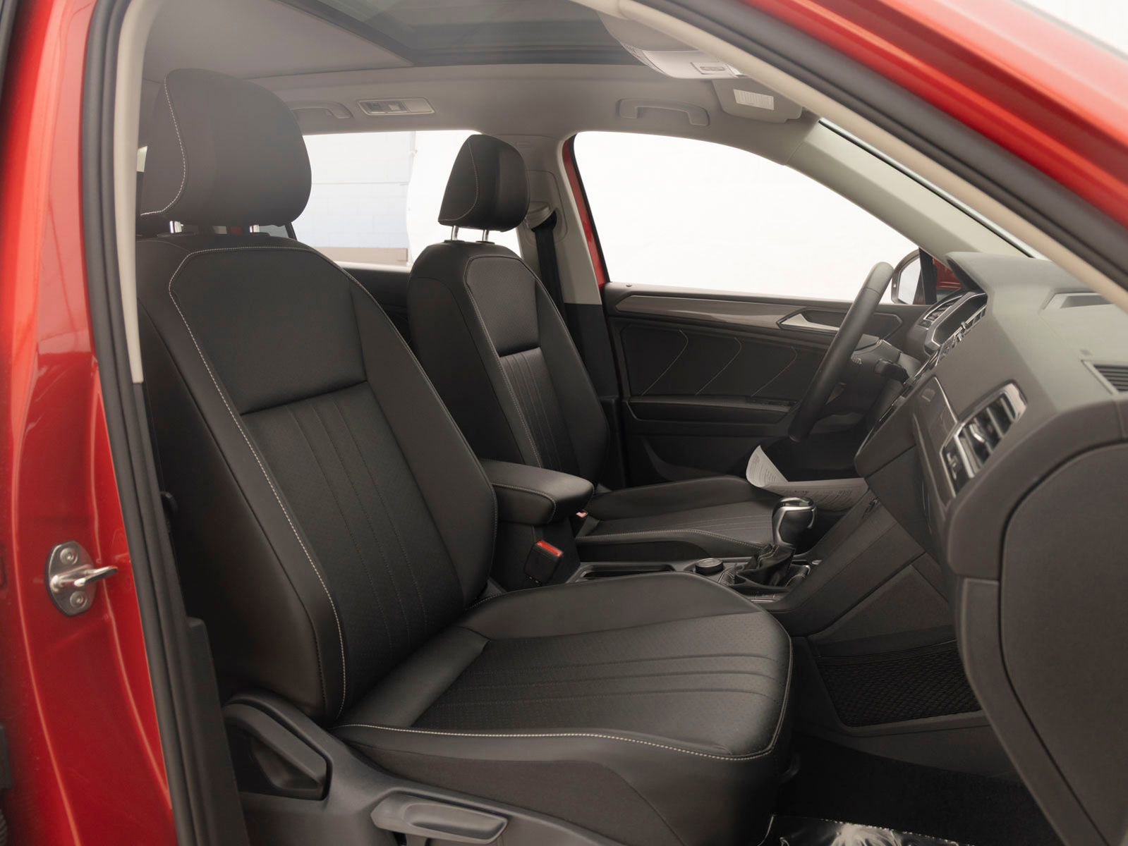 Used 2022 Volkswagen Tiguan SE w/ Panoramic Sunroof Package image 26