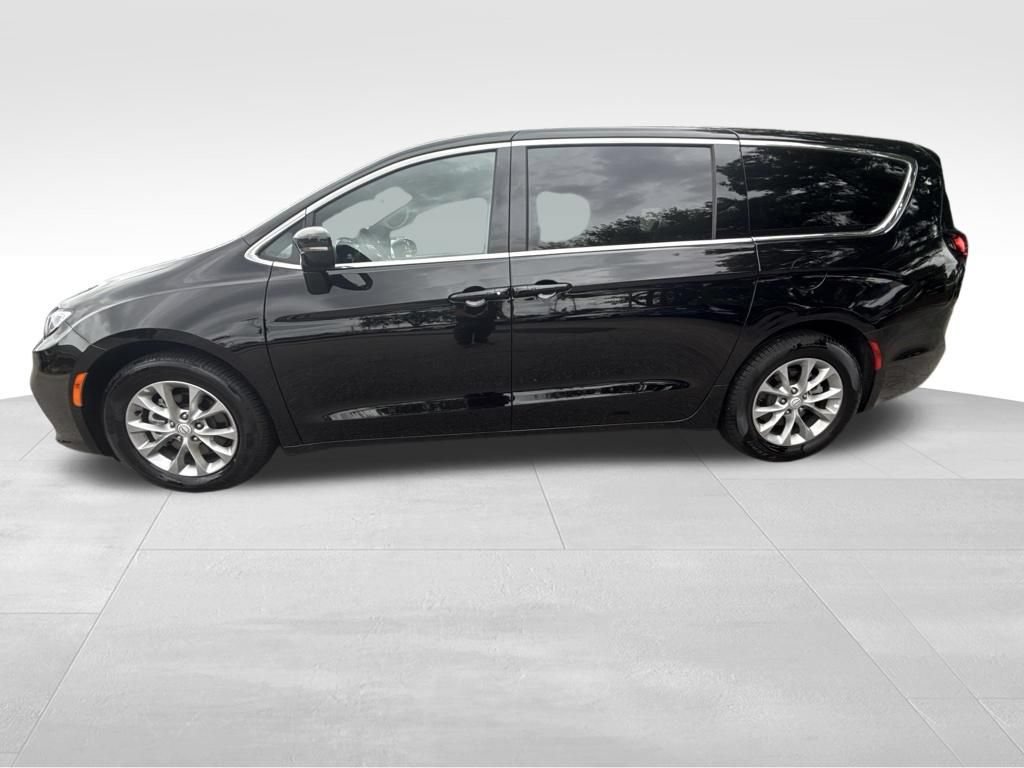 Used 2026 Chrysler Pacifica Limited FWD image 2