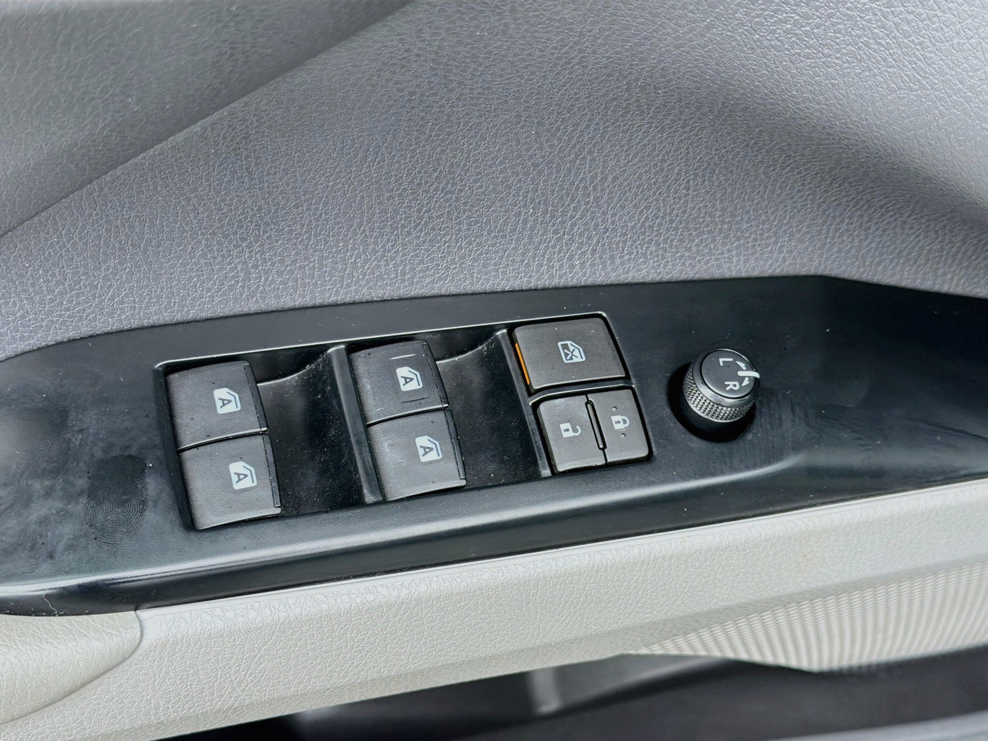 Used 2019 Toyota Camry SE w/ Convenience Package FWD image 22