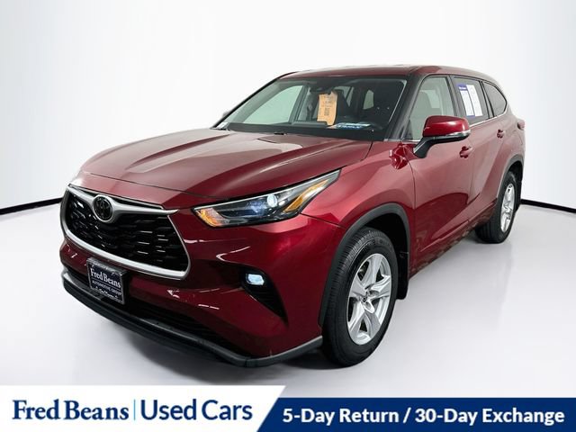 Used 2022 Toyota Highlander LE AWD/4WD image 3