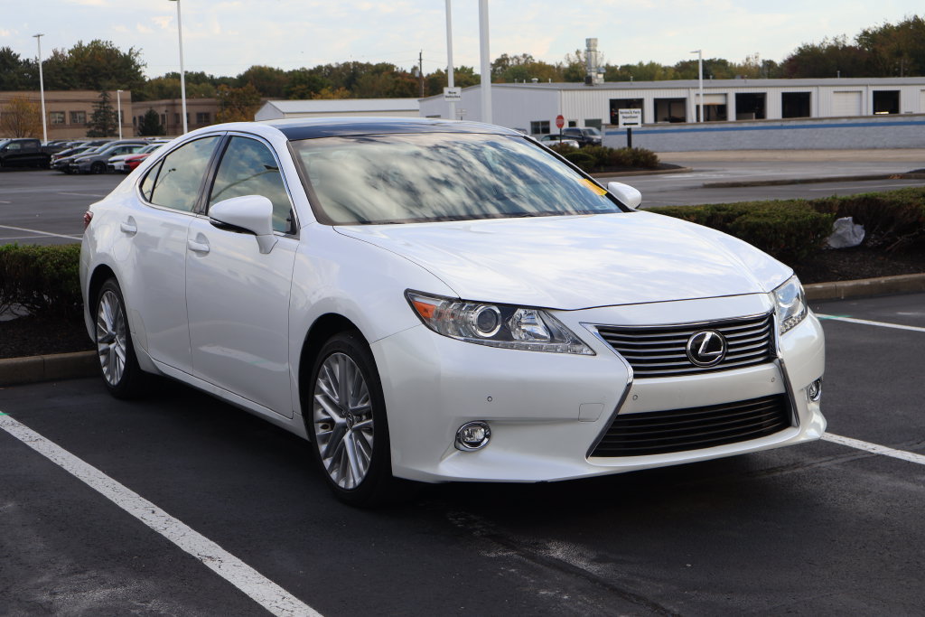 Used 2014 Lexus ES 350 w/ Ultra Luxury Package FWD image 3
