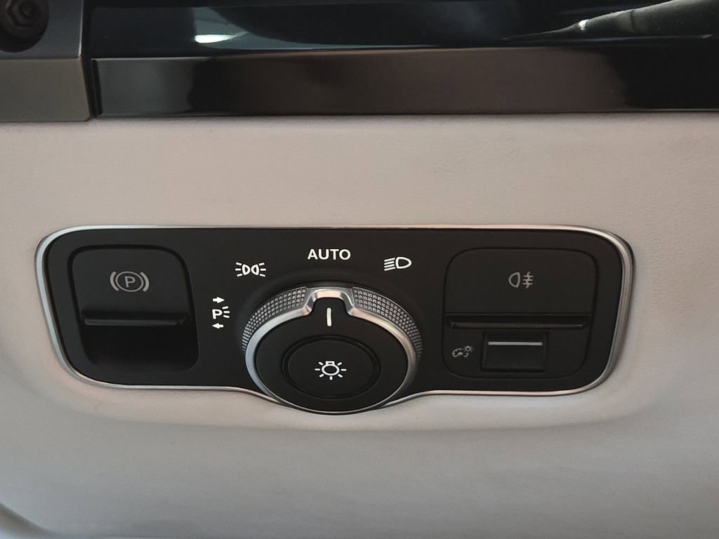 Used 2025 Aston Martin V8 Vantage Coupe image 23