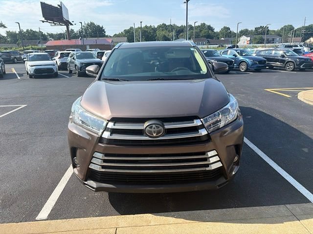 Used 2017 Toyota Highlander Limited AWD/4WD image 8