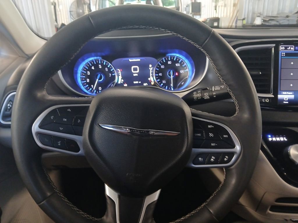 Used 2024 Chrysler Pacifica Touring-L FWD image 15