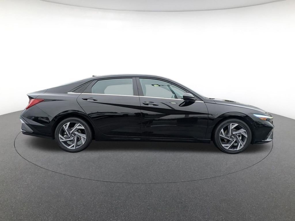 Used 2025 Hyundai Elantra SEL FWD image 4