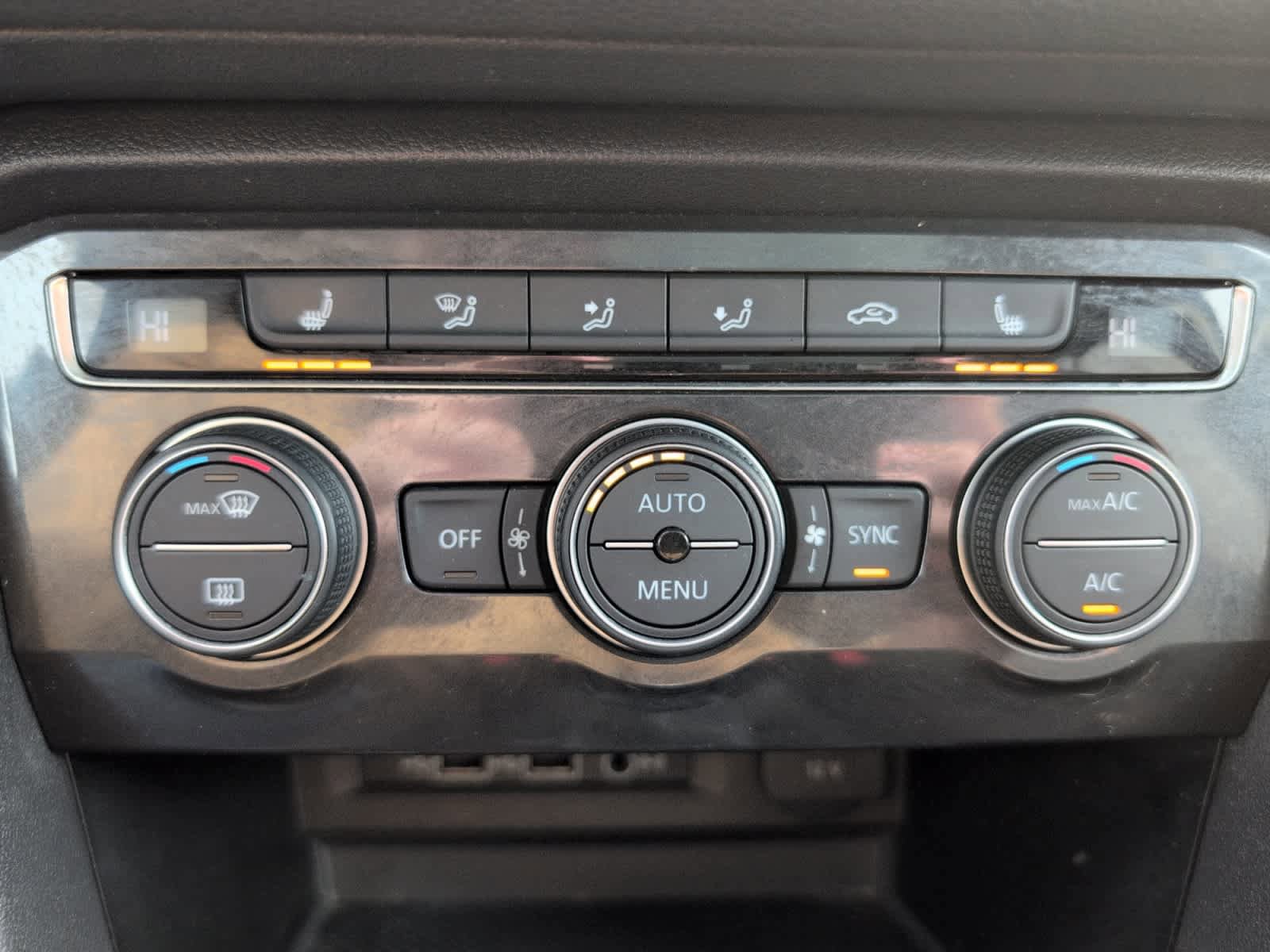 Used 2018 Volkswagen Tiguan SE AWD/4WD image 33