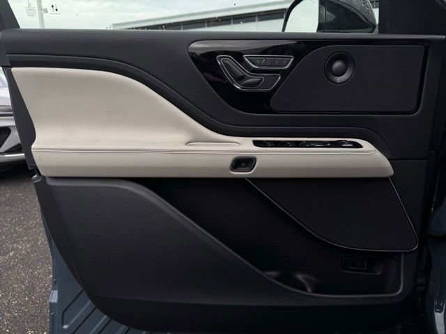 New 2026 Lincoln Aviator AWD image 13