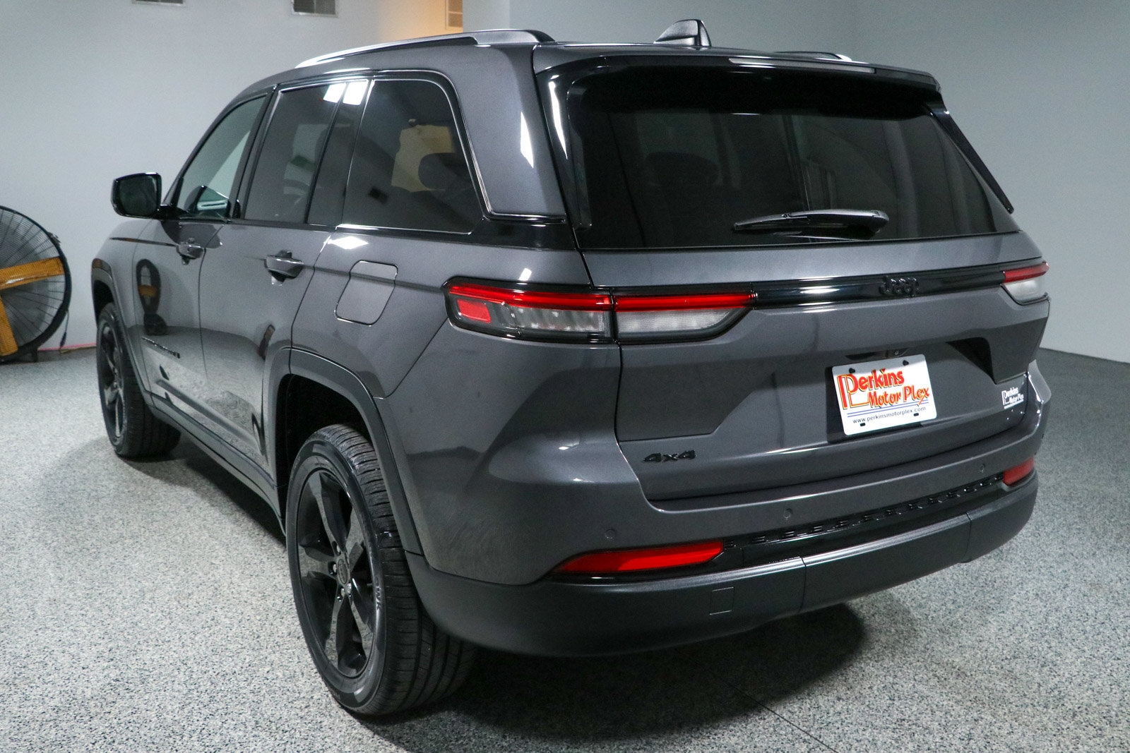 Used 2023 Jeep Grand Cherokee Altitude AWD/4WD image 9