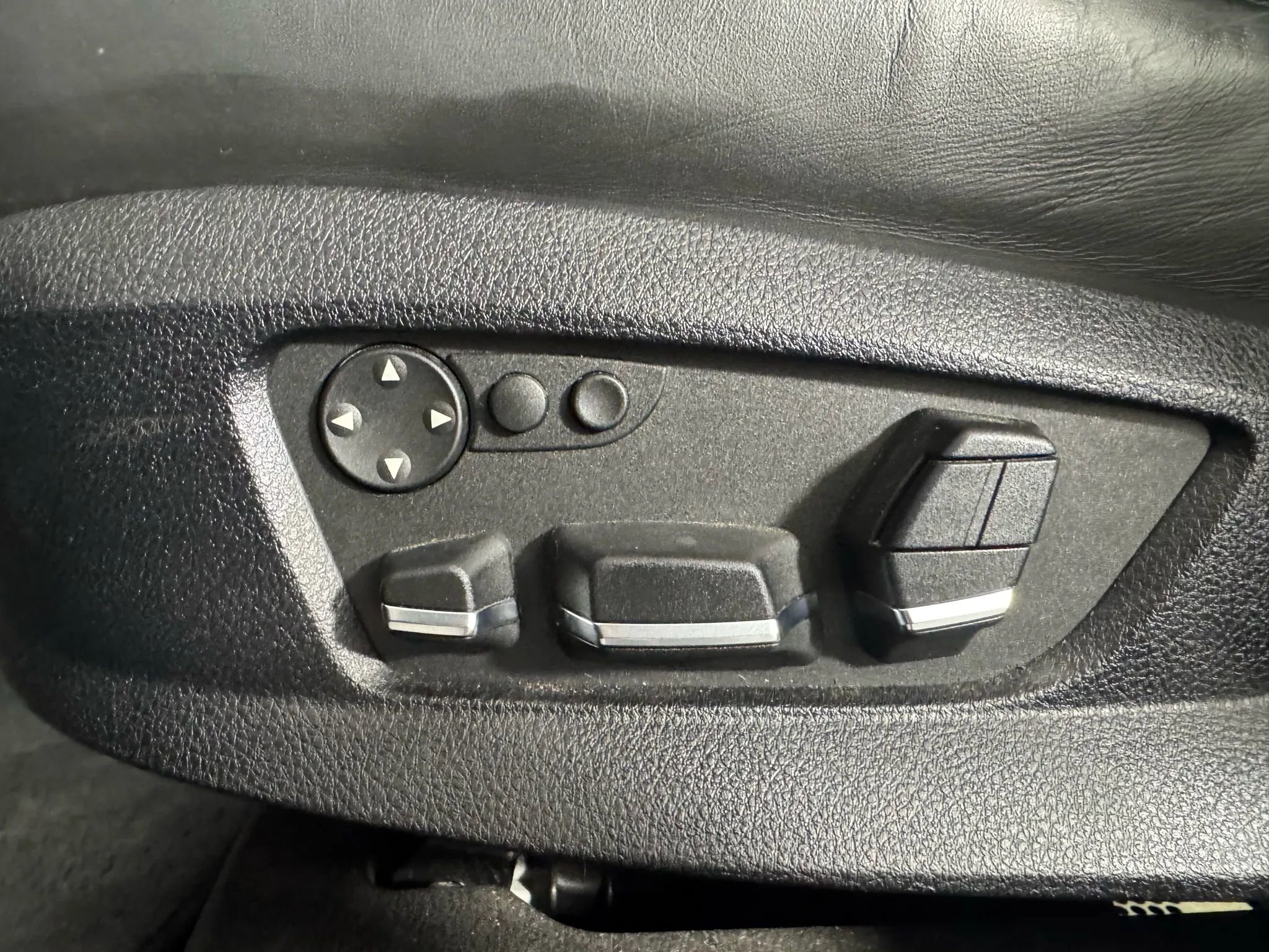 Used 2011 BMW 750Li xDrive image 33