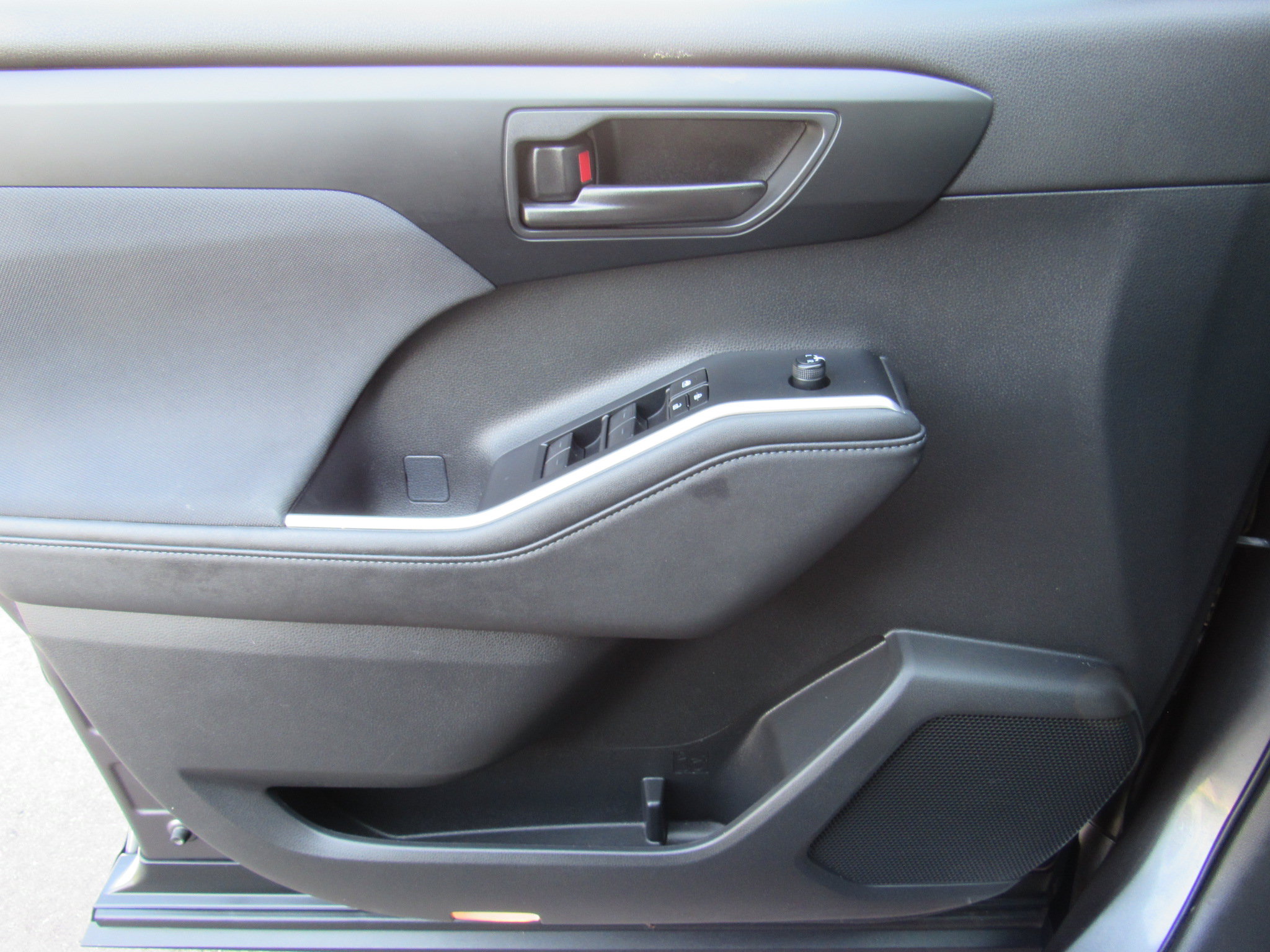 Used 2023 Toyota Highlander LE FWD image 12
