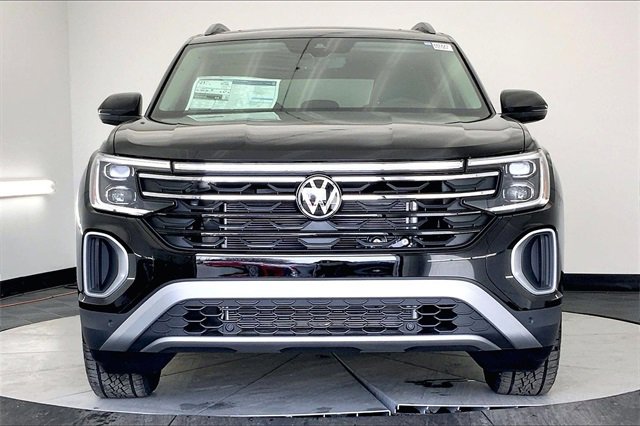 New 2026 Volkswagen Atlas Peak Edition image 3