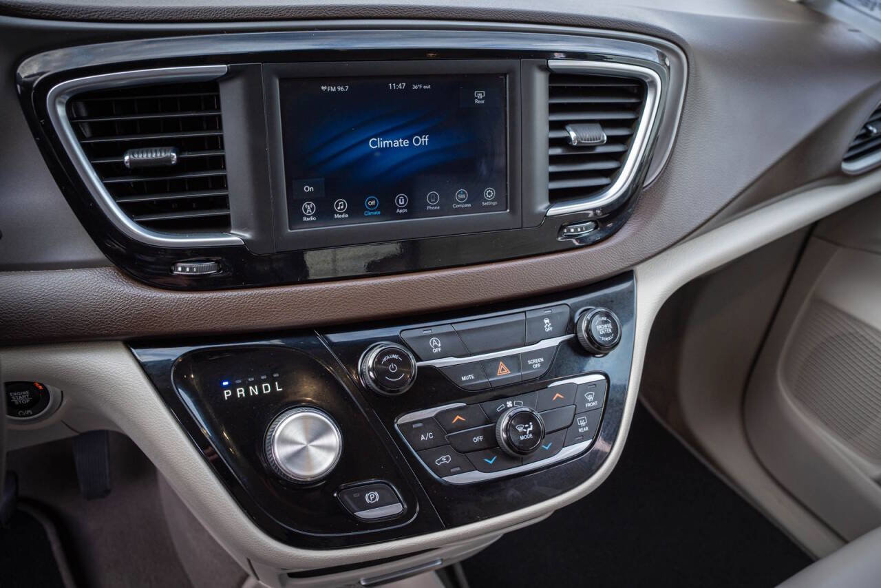 Used 2021 Chrysler Voyager Lxi image 16