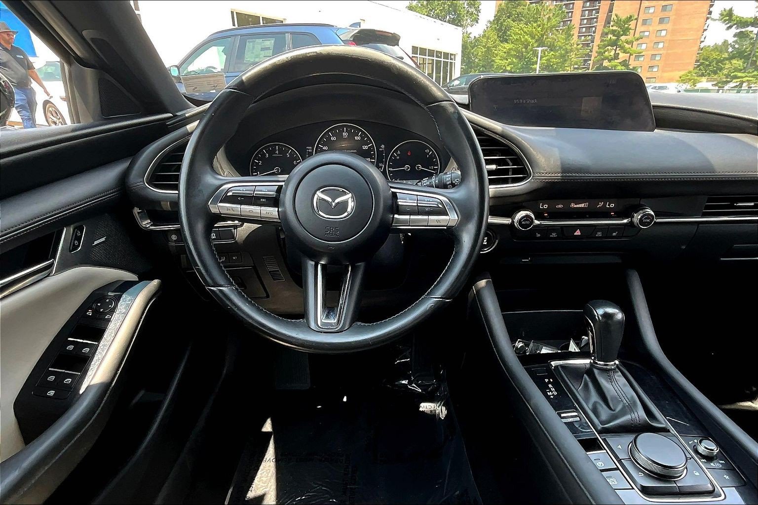 Used 2019 MAZDA MAZDA3 Hatchback w/ Preferred Package FWD image 4