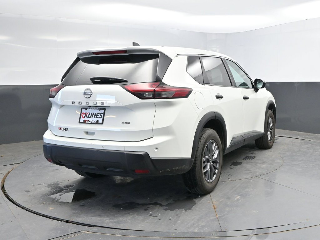 Used 2024 Nissan Rogue S AWD/4WD image 7