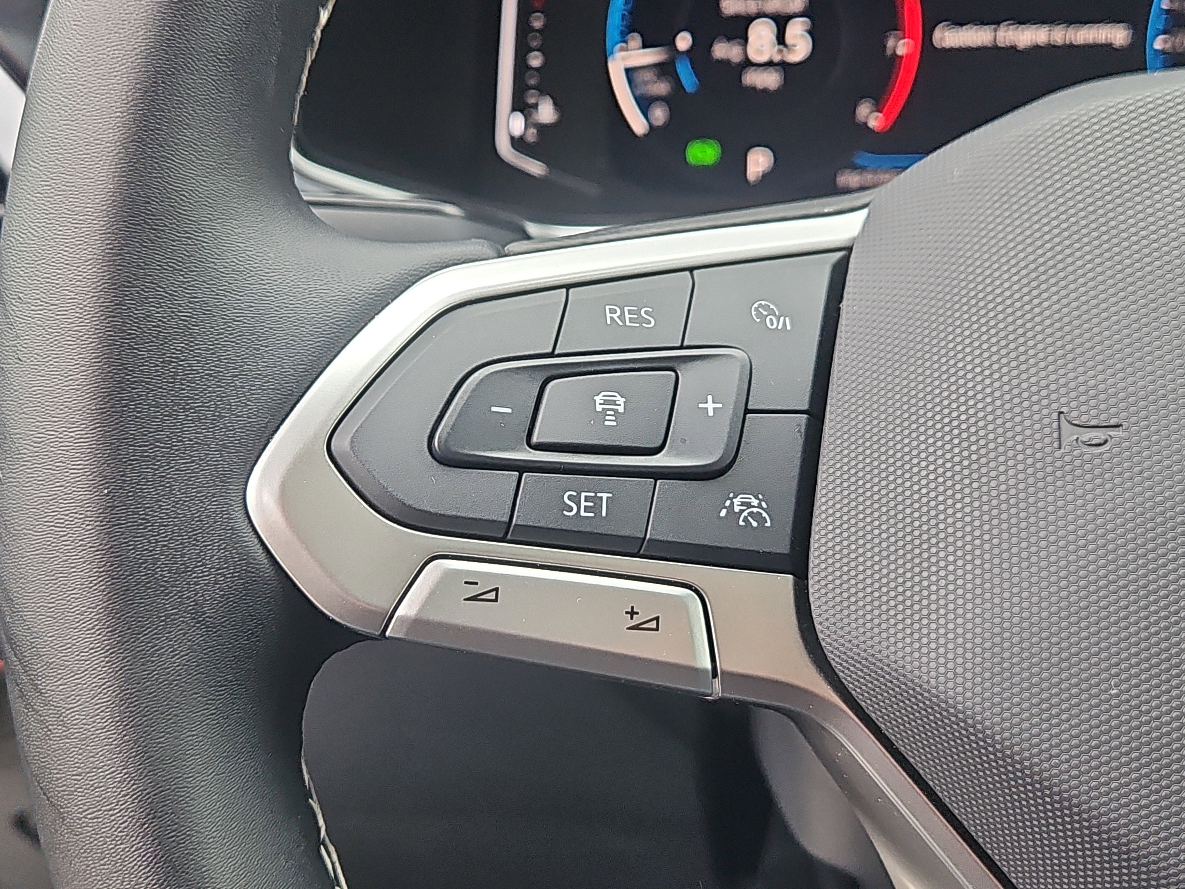 Used 2025 Volkswagen Taos SEL image 18