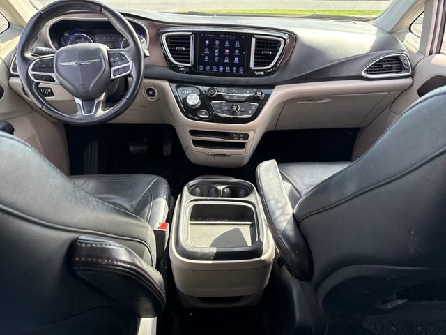 Used 2017 Chrysler Pacifica Touring-L FWD image 16