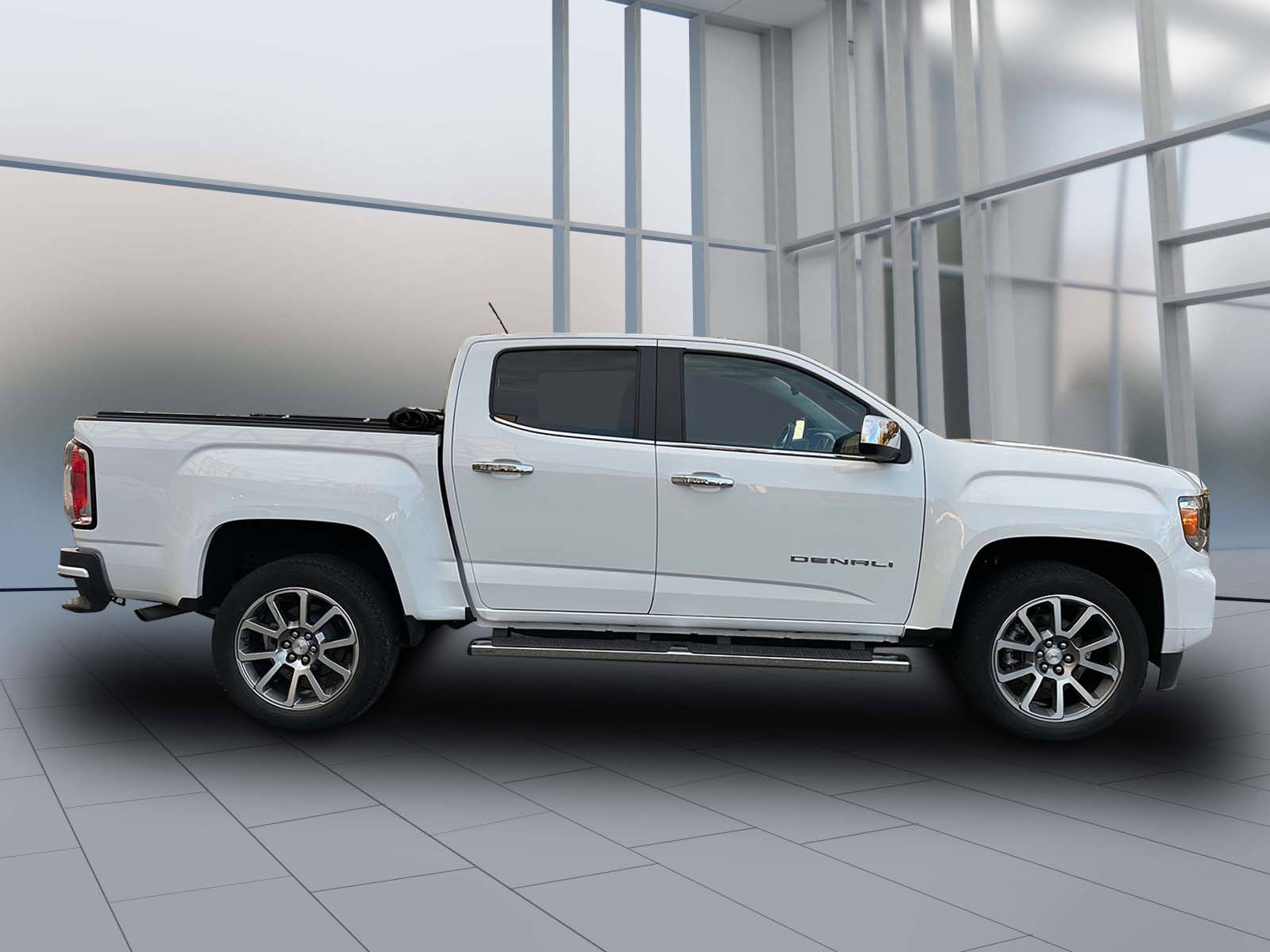 Used 2022 GMC Canyon Denali image 4
