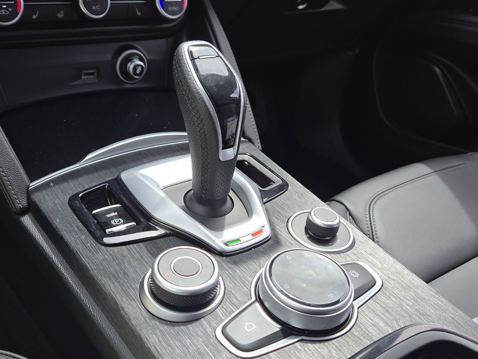 Used 2024 Alfa Romeo Stelvio Sprint image 28