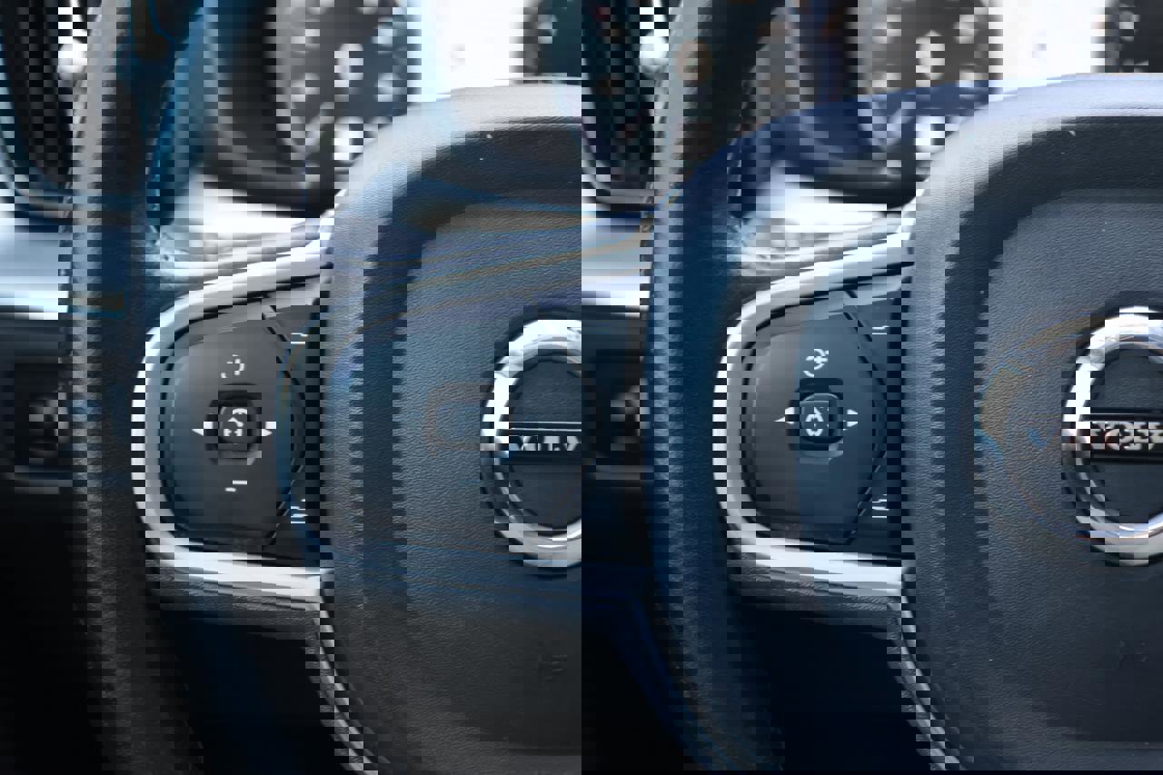 Used 2018 Volvo XC60 T5 Momentum w/ Convenience Package image 36