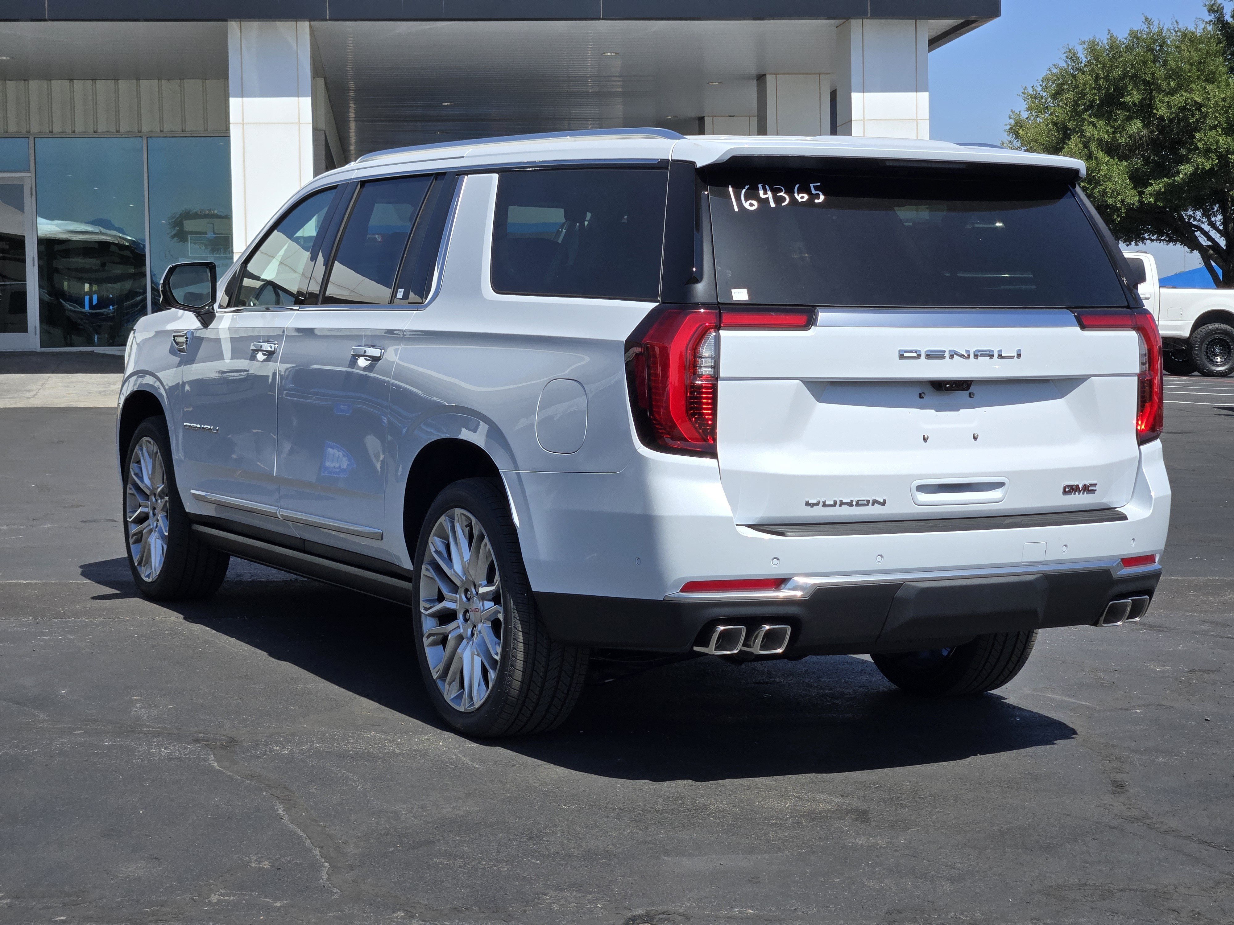 New 2026 GMC Yukon XL Denali w/ Denali Reserve Package AWD/4WD image 3