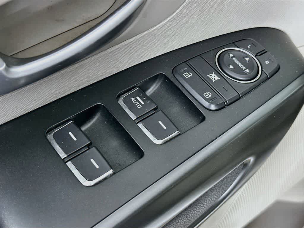 Used 2018 Kia Sedona L FWD image 28