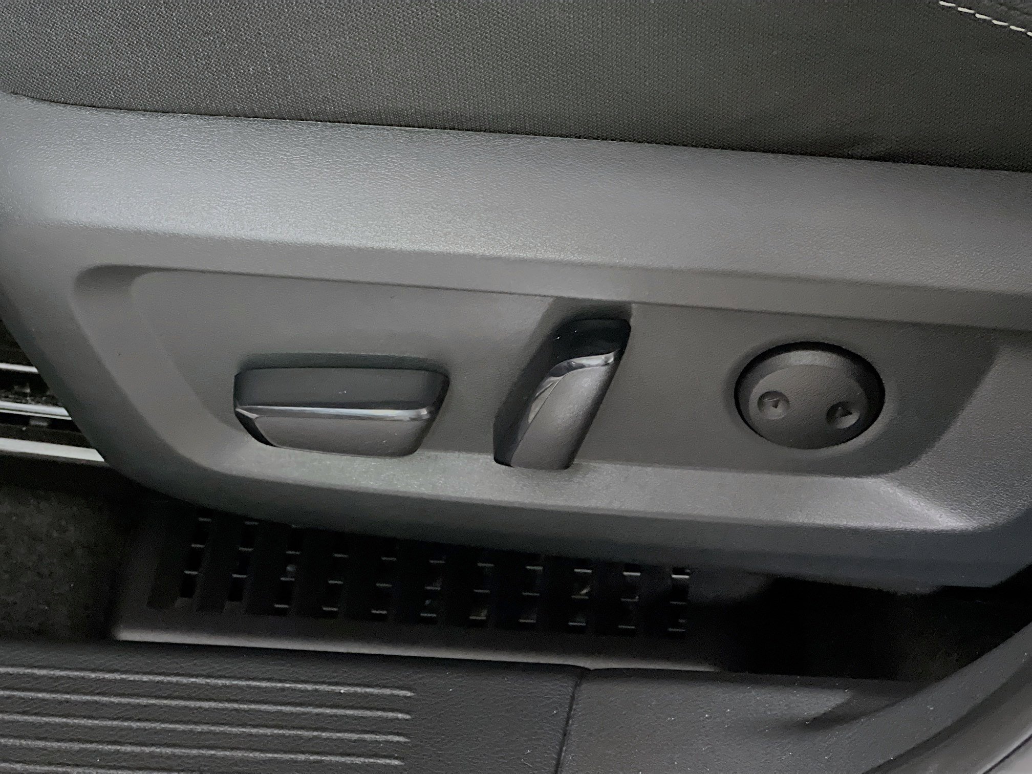 Used 2023 Nissan Rogue SV image 16