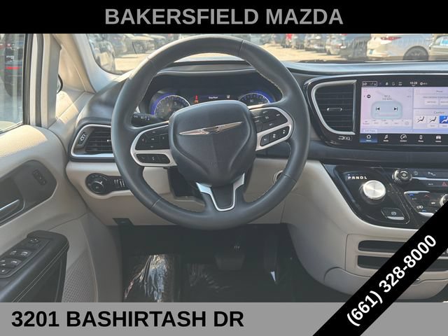 Used 2023 Chrysler Pacifica Touring-L FWD image 13