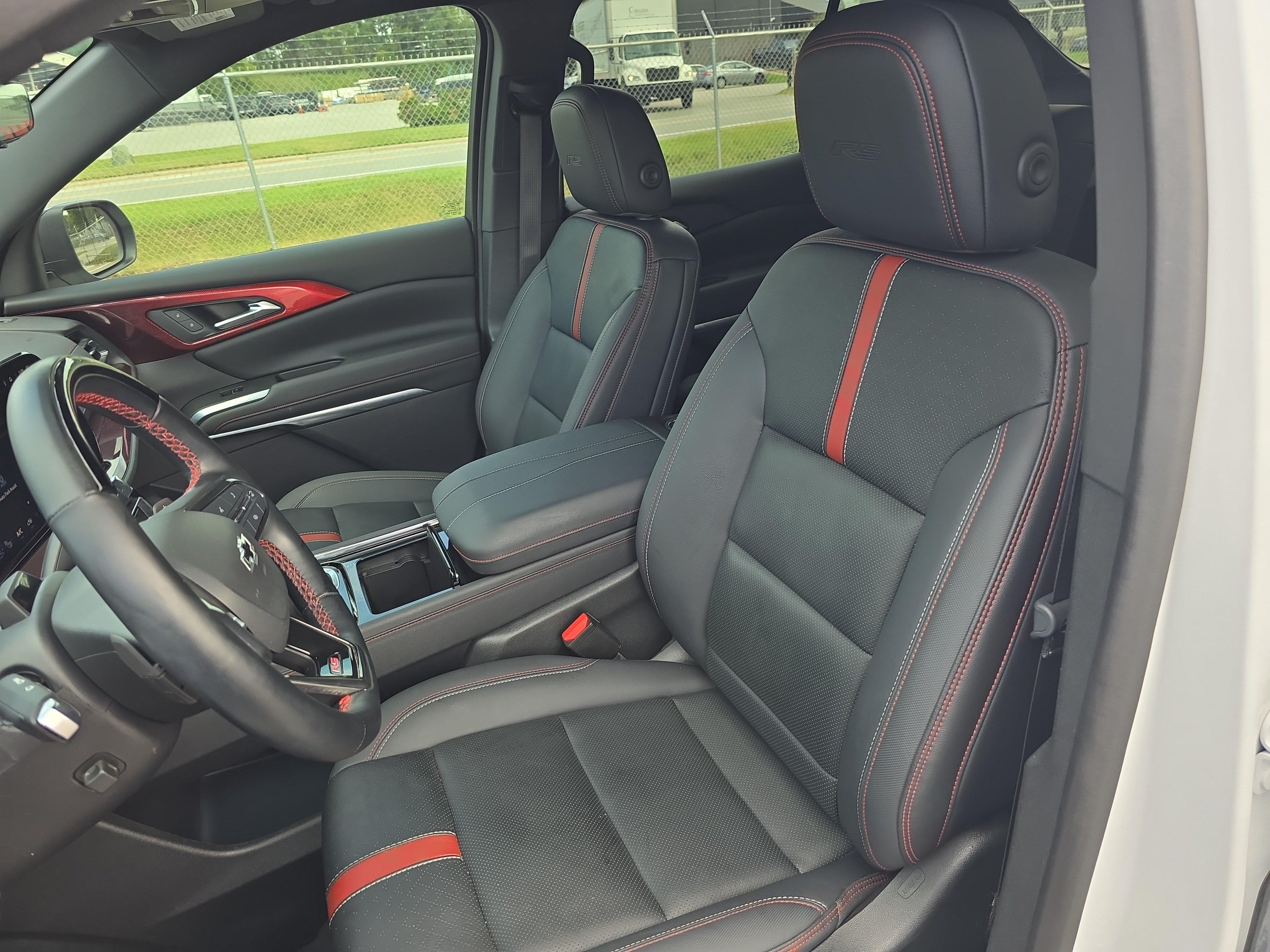 Used 2024 Chevrolet Traverse RS FWD image 16