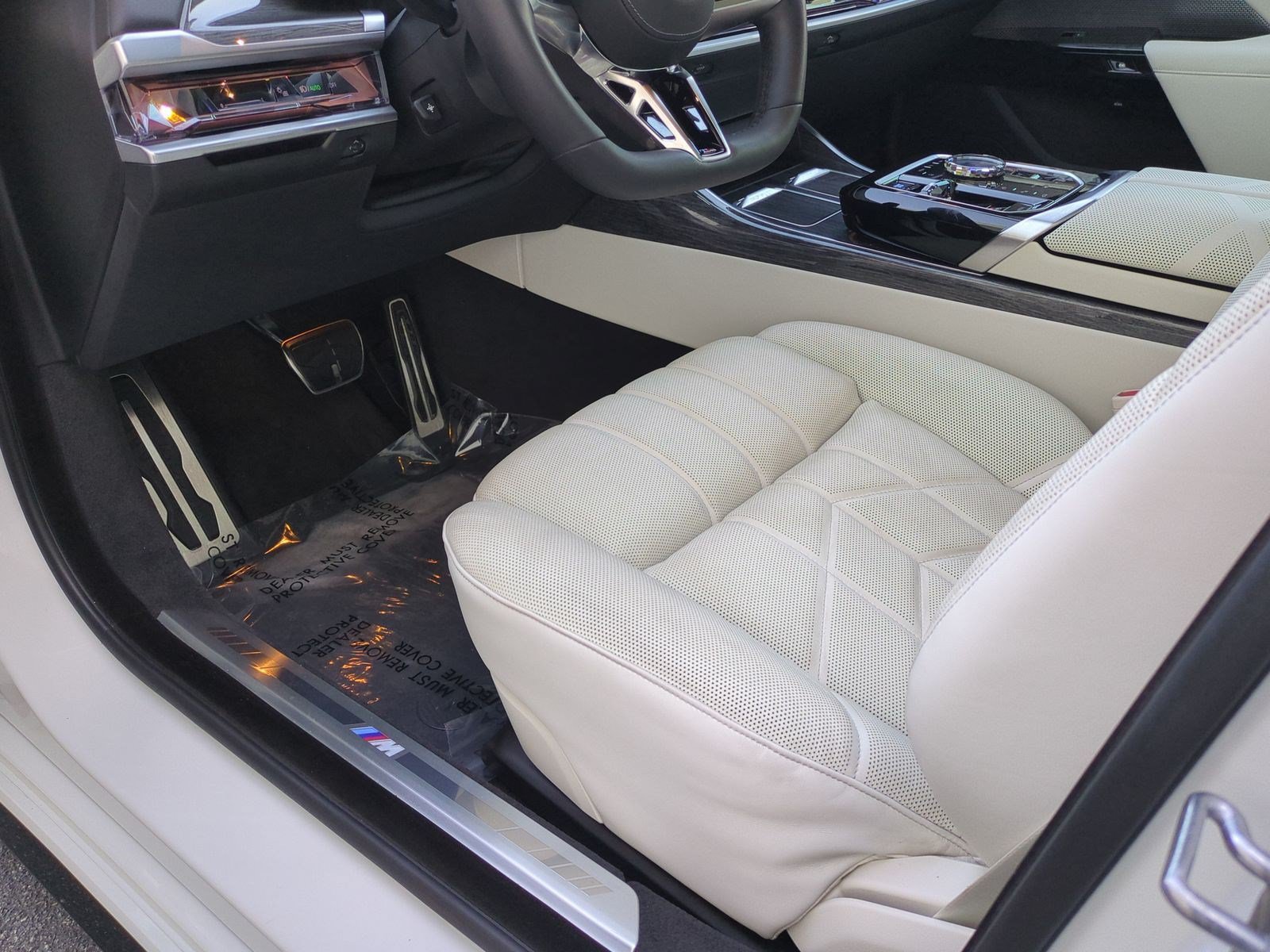 Certified 2024 BMW i7 eDrive50 w/ M Sport Package RWD image 17