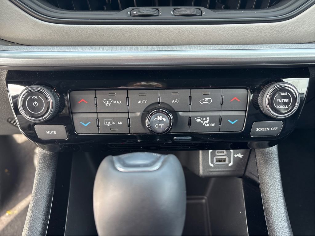 Used 2025 Jeep Compass Limited image 30